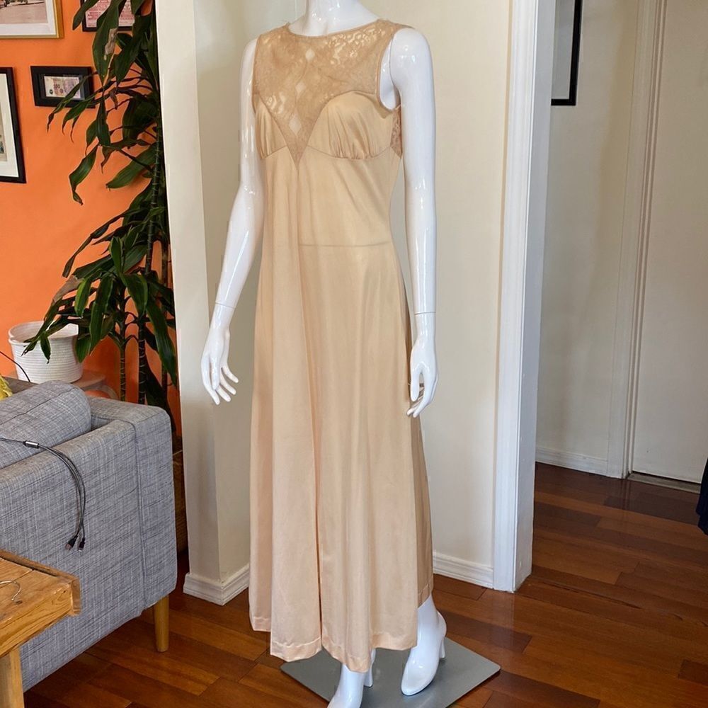 Vintage 1960's Champagne Lace Slip Size Medium - Picture 3 of 8